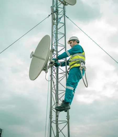 trabajador de instalación telecomunicaciones como una de las soluciones integrales